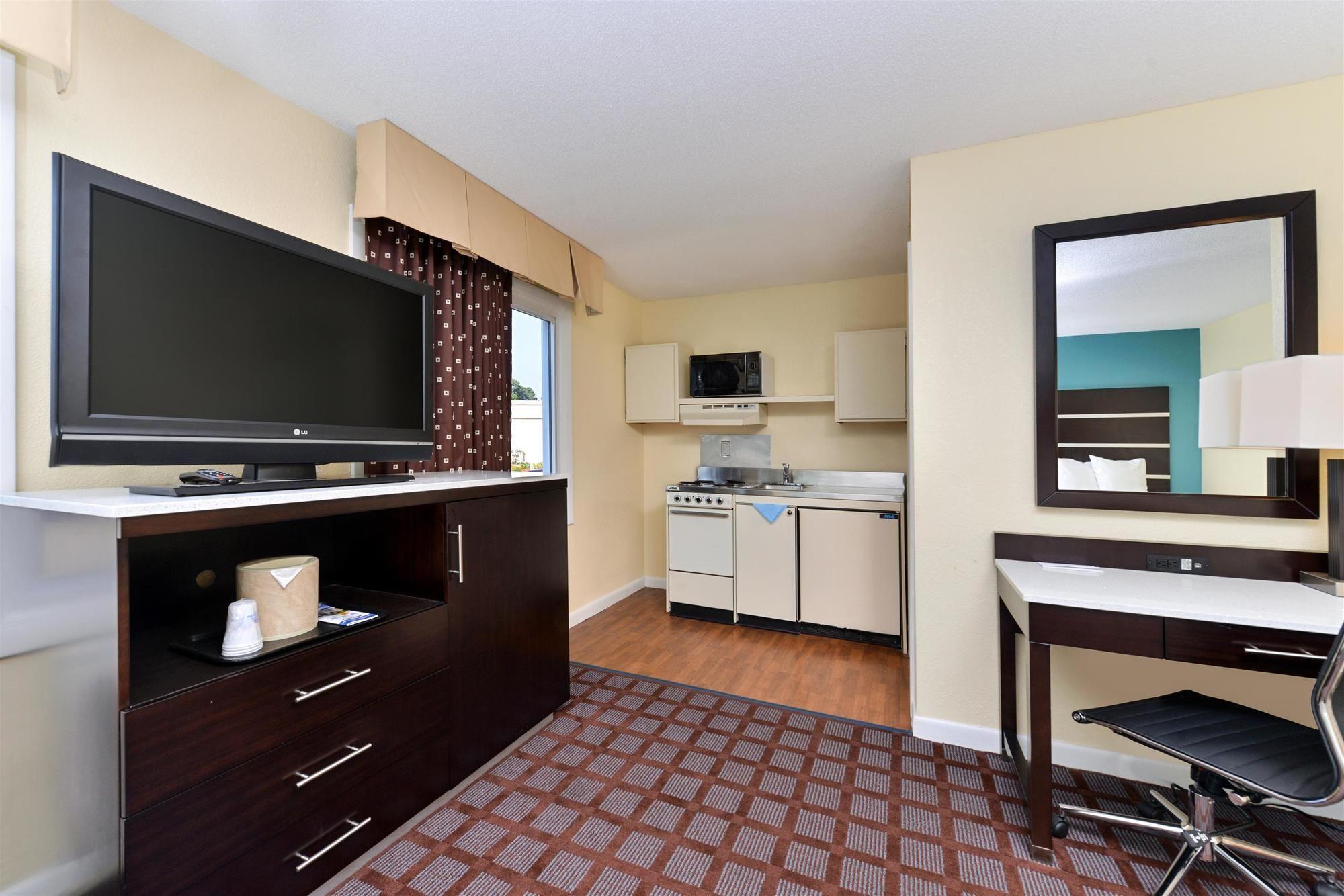 Americas Best Value Inn New London Mystic Экстерьер фото