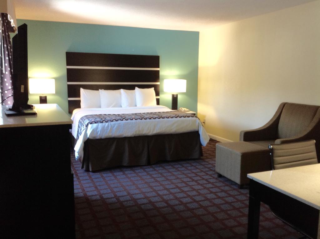Americas Best Value Inn New London Mystic Номер фото